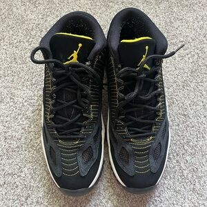 Jordan Men's Sneakers in Black and Yellow